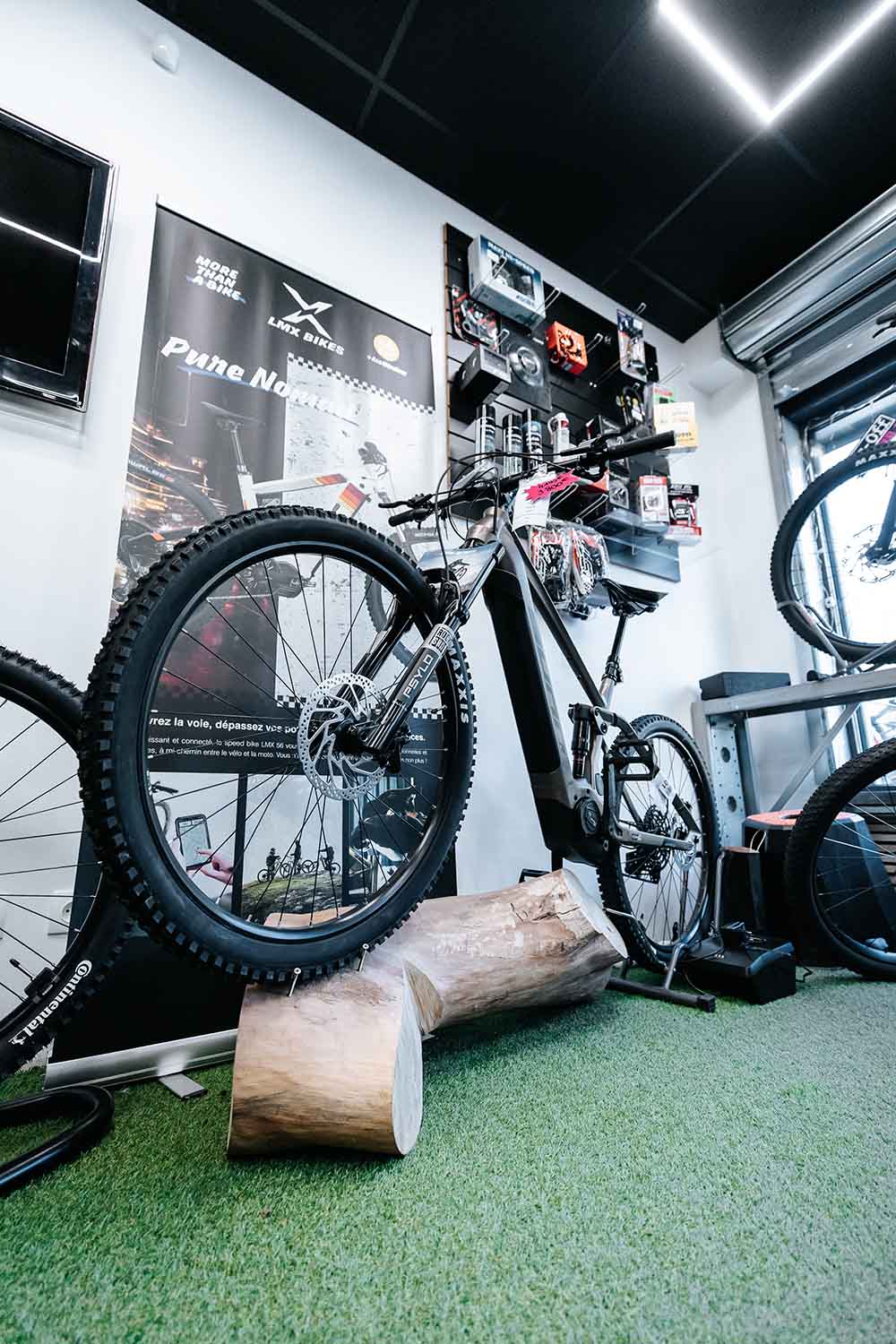 Photo d'un VTT électrique que propose le magasin John 2 Roues à Doussard