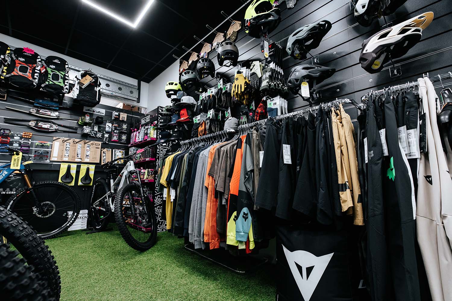 Photo des articles de sport pour vélo et moto que propose le magasin John 2 Roues à Doussard
